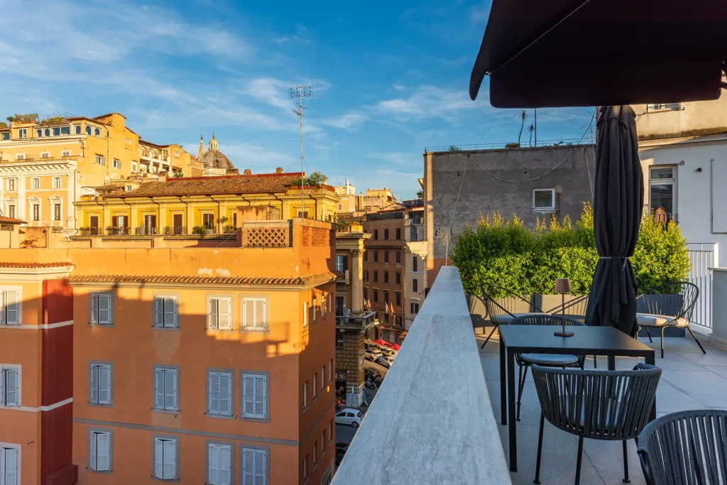 Nell'immagine i tetti di Roma illuminati dalla luce del sole durante il tramonto