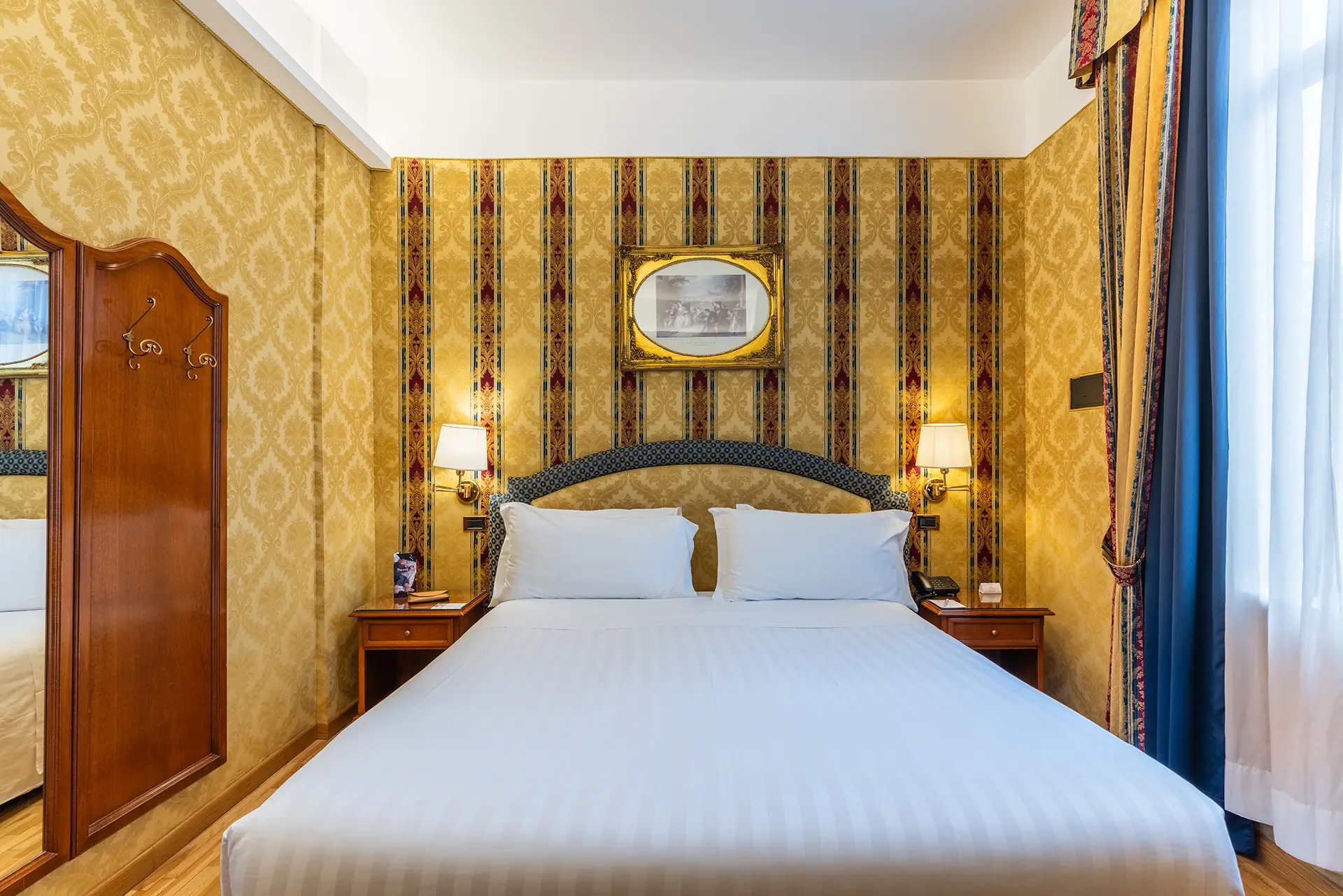 Camera finestrata con letto matrimoniale