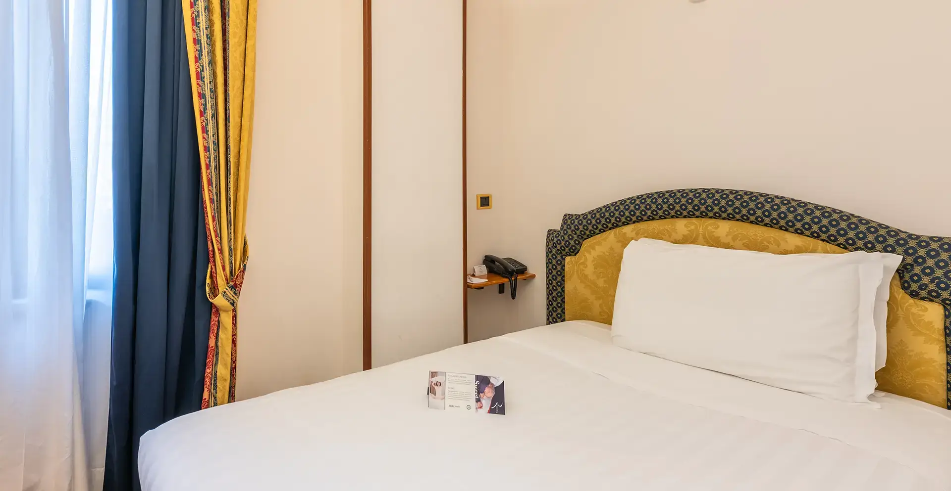 Camera finestrata con letto matrimoniale