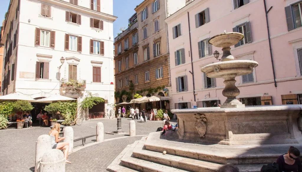 Nell'immagine la piazza della Madonna dei Monti a Roma