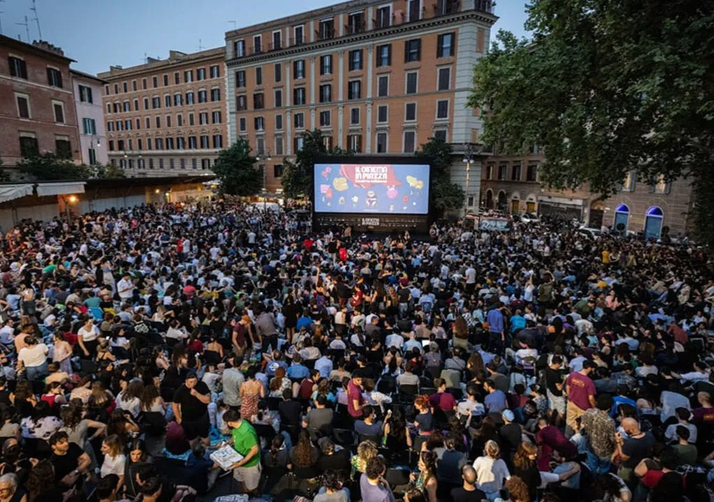 Nell'immagine una platea di persone per il cinema all'aperto