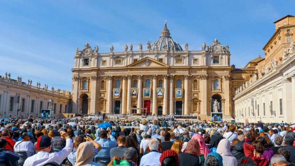 Nell'immagine Piazza san Pietro gremita di fedeli