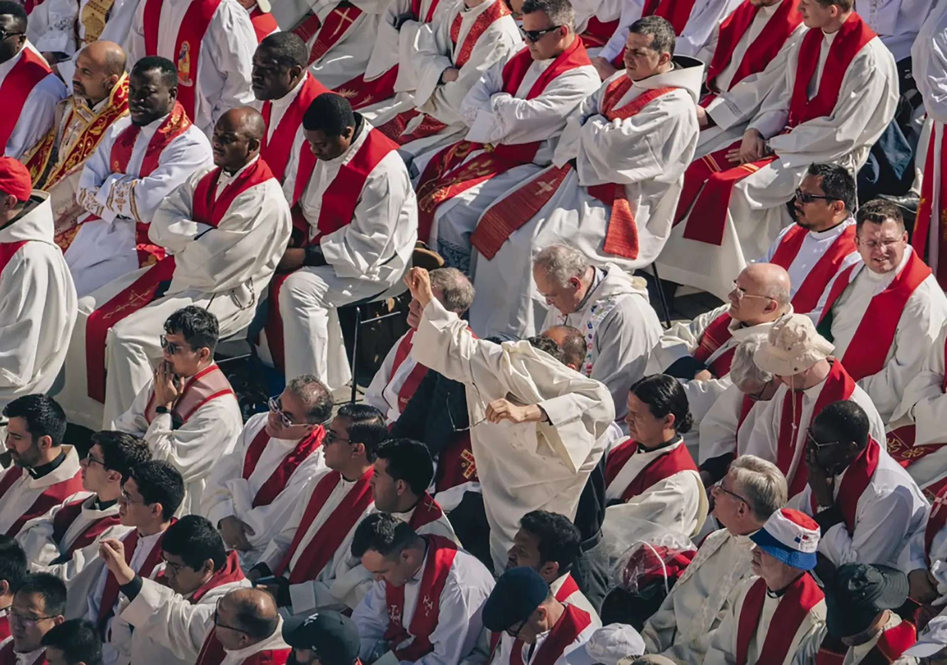 Nell'immagine alcuni sacerdoti in piazza