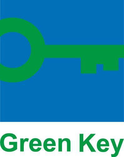 Logo della certificazione Green Key, con una chiave verde su sfondo azzurro.