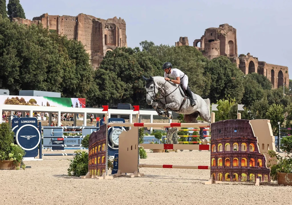 Nell'immagine un fantino a cavallo