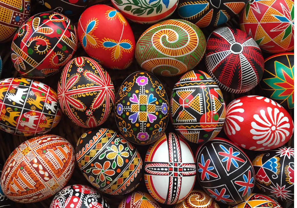 l'immagine rappresenta una serie di uova dipinte con motivi tipici ucraini