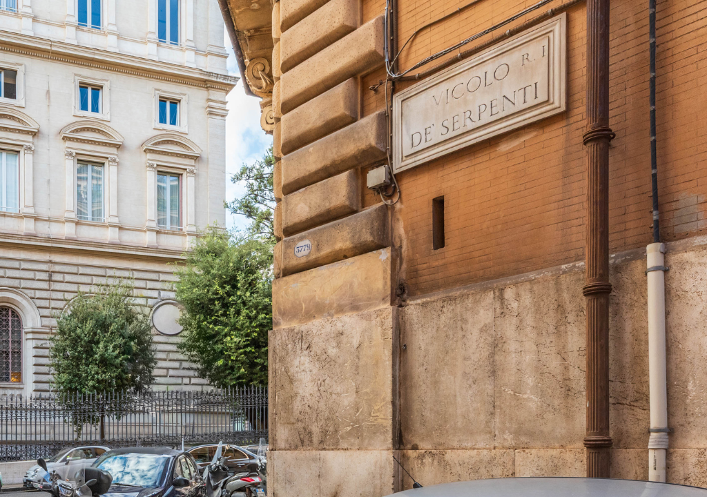 l'immagine rappresenta l'inizio del vicolo con la targa antica con scritto: "Vicolo de Serpenti"