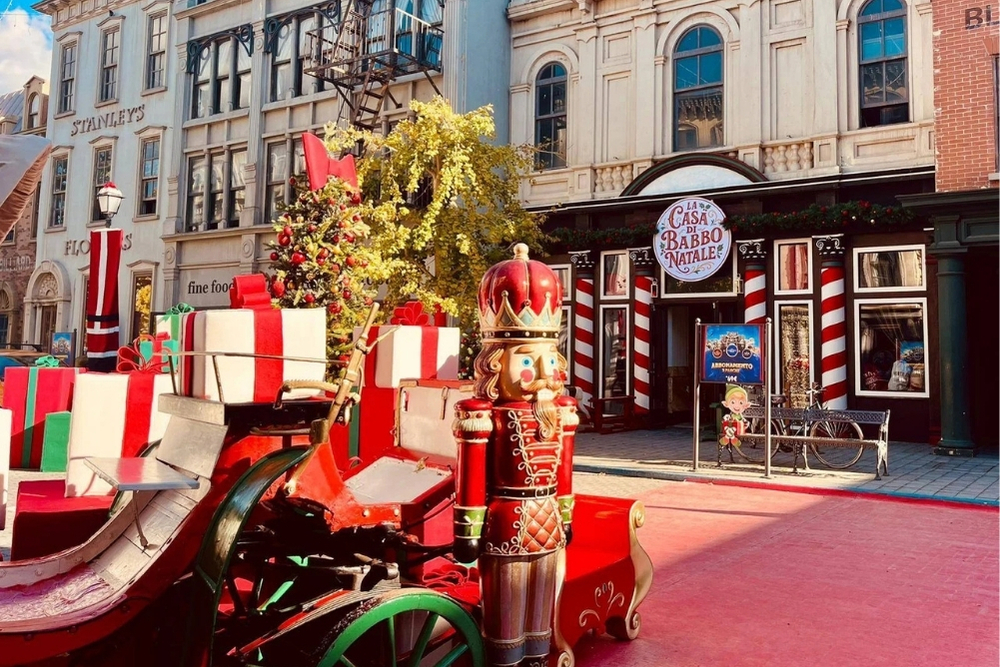 l'immagine rappresenta un pezzo della Christmas street con una slitta con dei pacchi di Natalr, uno schiaccianoci e sullo sfondo si vede la casa di babbo Natale