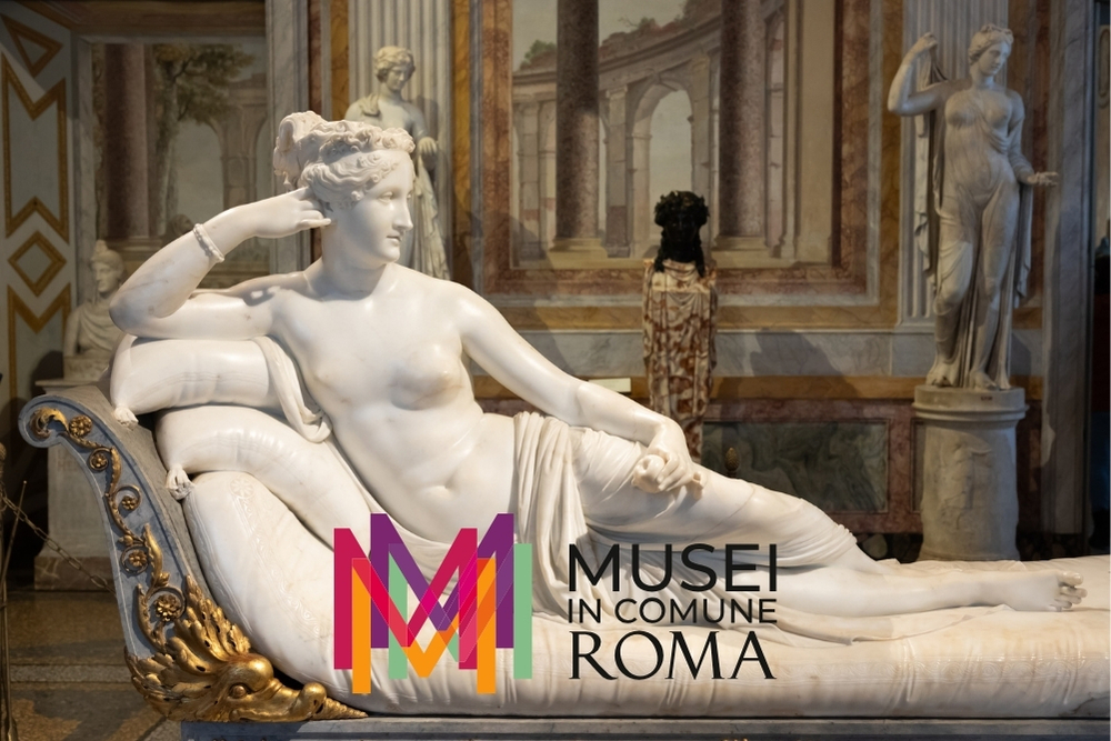 l'immagine rappresenta la statua di Paolina Borghese seduta, sullo sfondo il museo e in mezzo il logo dei musei di Roma