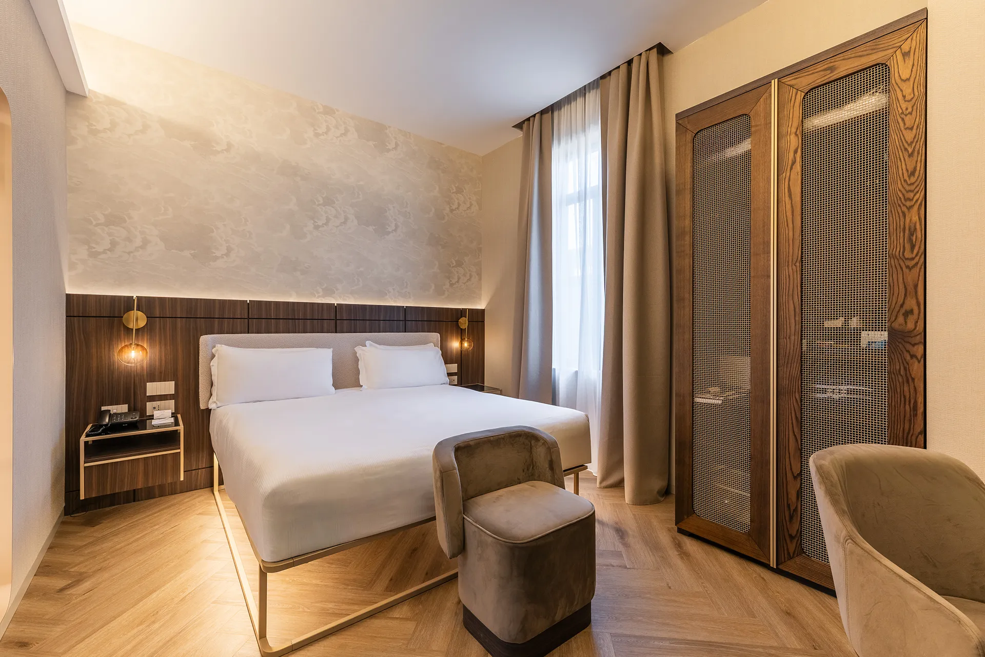 Camera matrimoniale rinnovata dal design moderno dell’Hotel Raffaello con arredi eleganti, armadio in legno e luce naturale