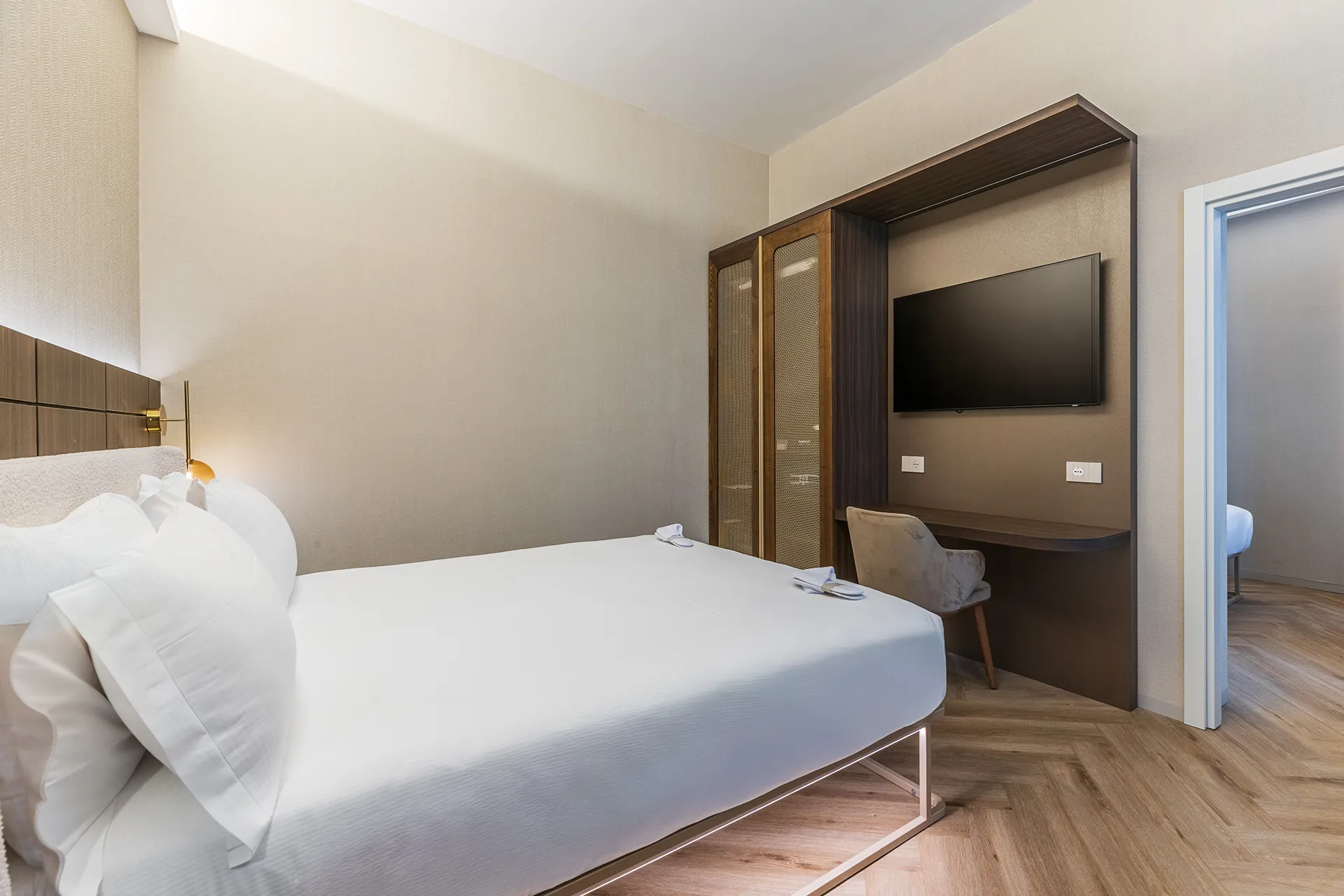 Camera family comunicante rinnovata dell’Hotel Raffaello a Roma con letto matrimoniale, seconda stanza e design moderno