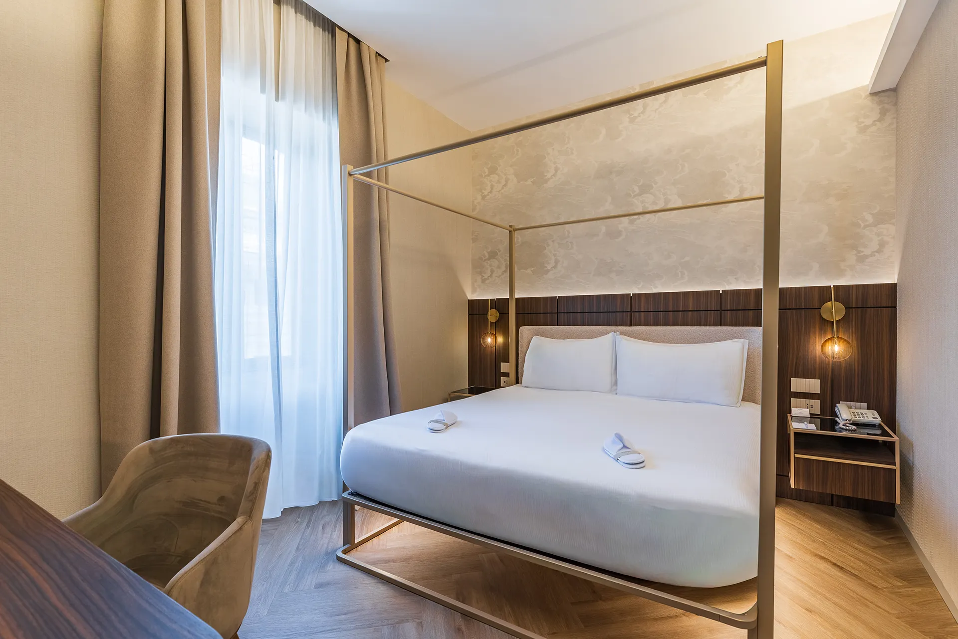 Camera matrimoniale comfort rinnovata dell’Hotel Raffaello a Roma con letto matrimoniale e struttura a baldacchino di design