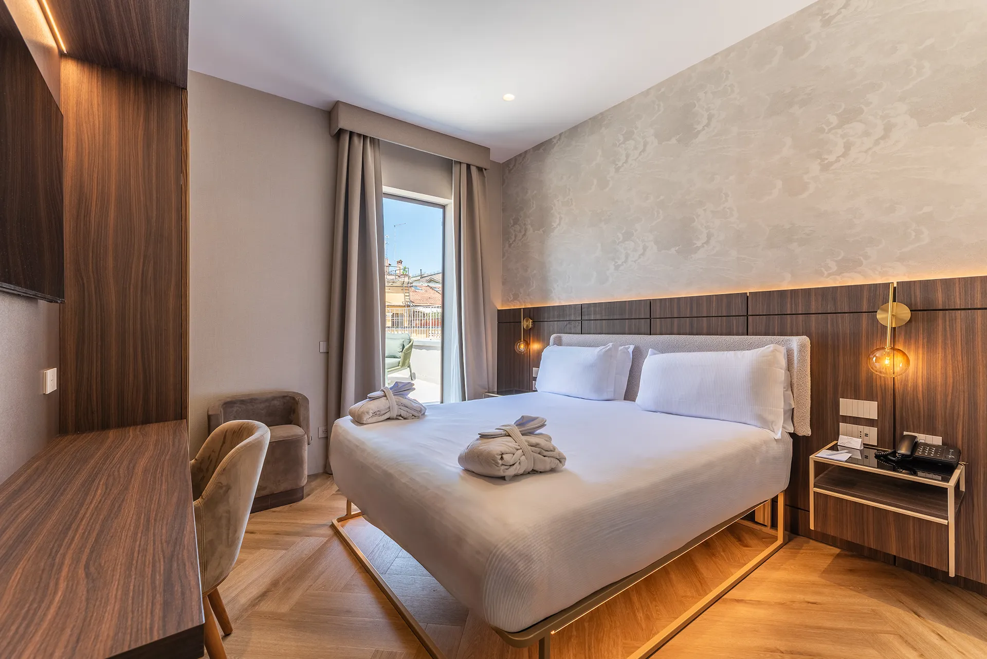 Camera matrimoniale rinnovata dal design moderno dell’Hotel Raffaello con balcone, letto king size e arredi contemporanei